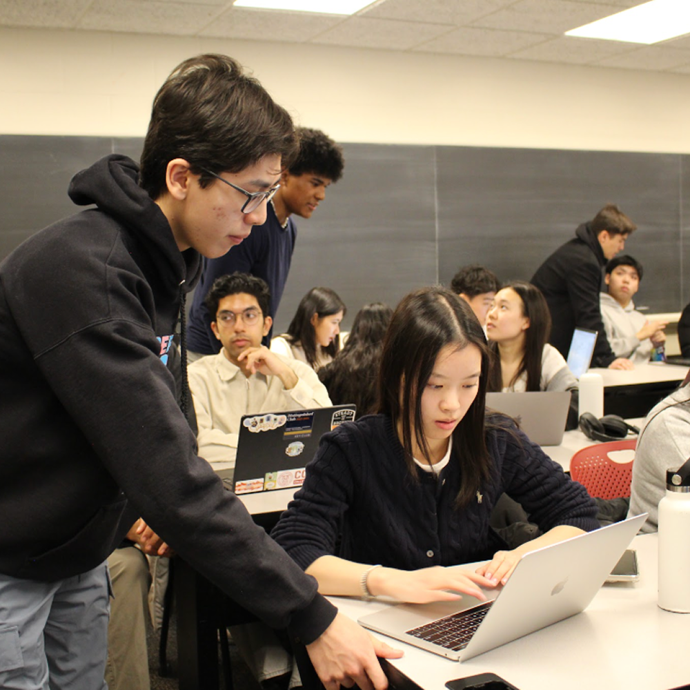 A DTI member holding a resume building workshop